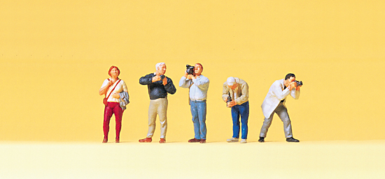 Trainspotters<br /><a href='images/pictures/Preiser/75044.jpg' target='_blank'>Full size image</a>